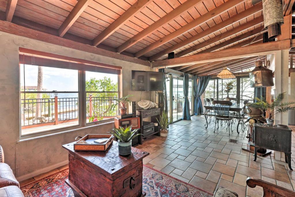 Rõdu või terrass majutusasutuses Riverfront Merritt Island Bungalow with Dock and Deck