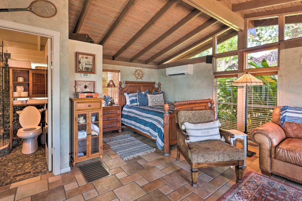 Voodi või voodid majutusasutuse Riverfront Merritt Island Bungalow with Dock and Deck toas