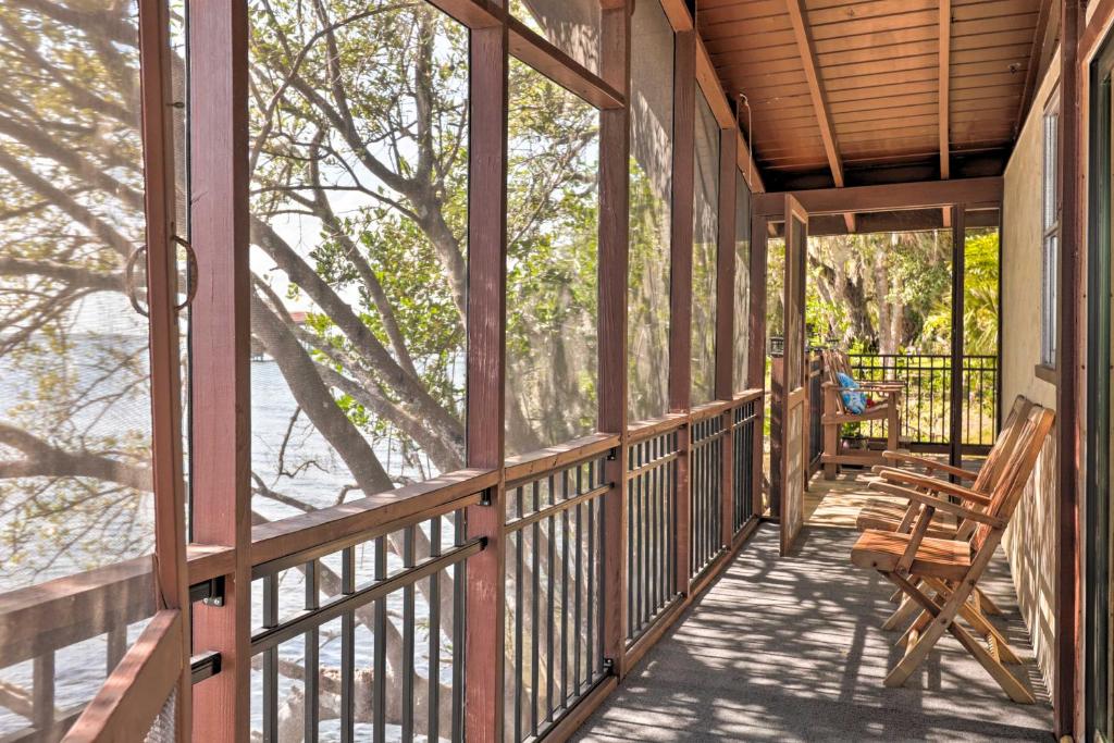 Rõdu või terrass majutusasutuses Riverfront Merritt Island Bungalow with Dock and Deck