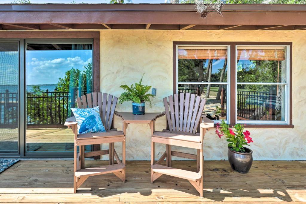Rõdu või terrass majutusasutuses Riverfront Merritt Island Bungalow with Dock and Deck