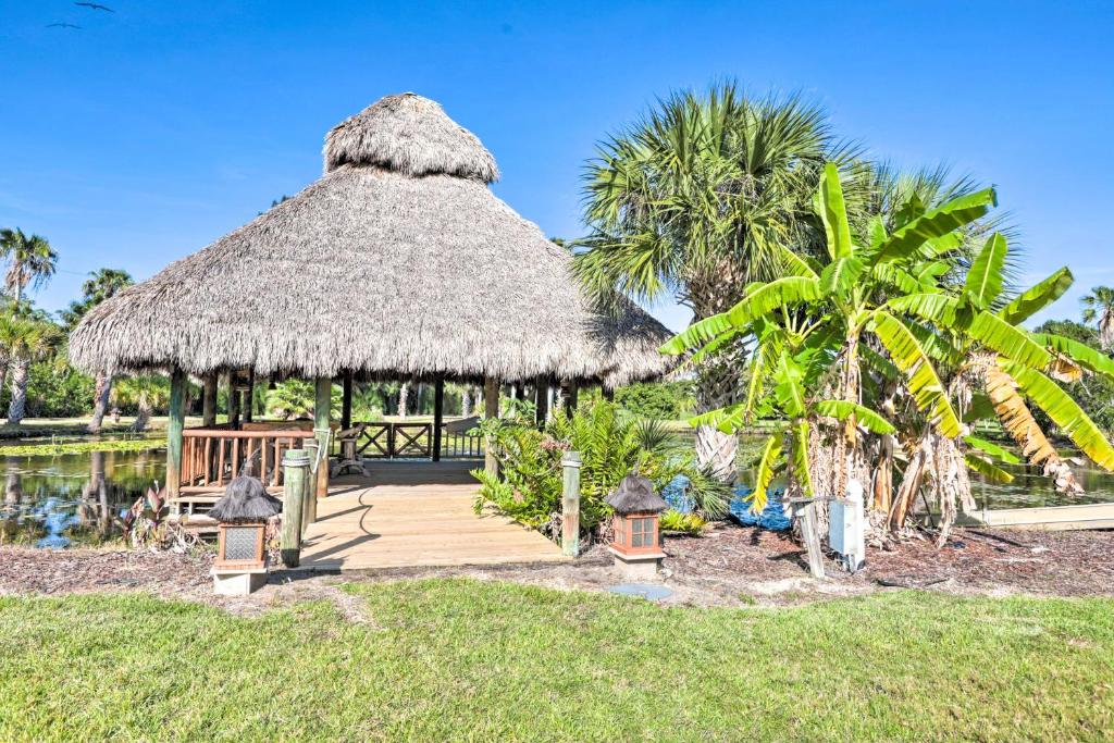 Aed väljaspool majutusasutust Riverfront Merritt Island Bungalow with Dock and Deck