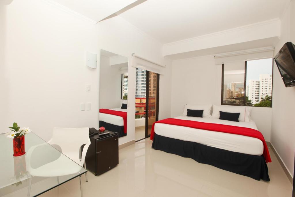 pokój hotelowy z 2 łóżkami i telewizorem w obiekcie Zalmedina Hotel w mieście Cartagena de Indias