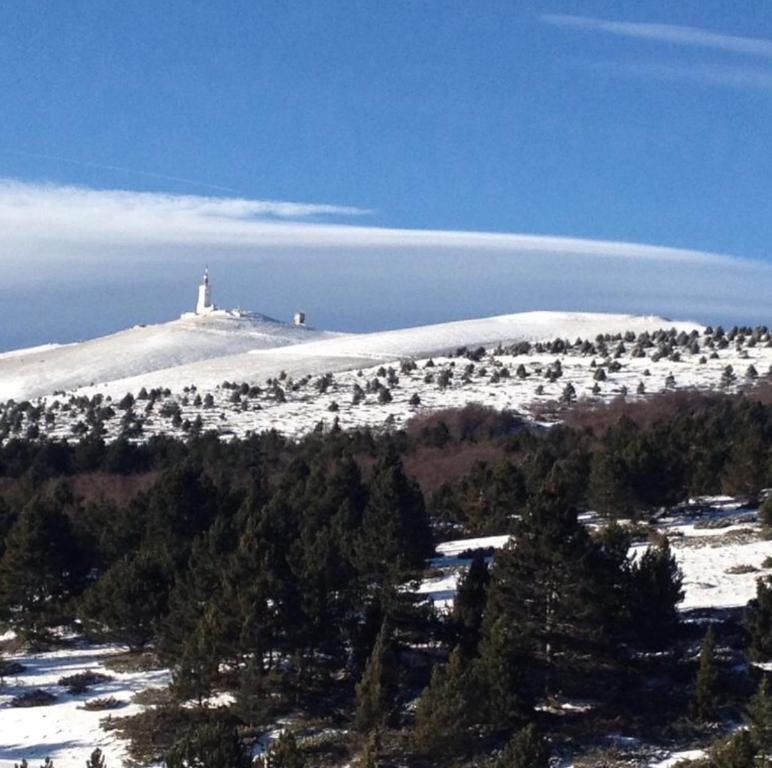 un phare au sommet d'une colline enneigée dans l'établissement Apartloisir, à Malaucène