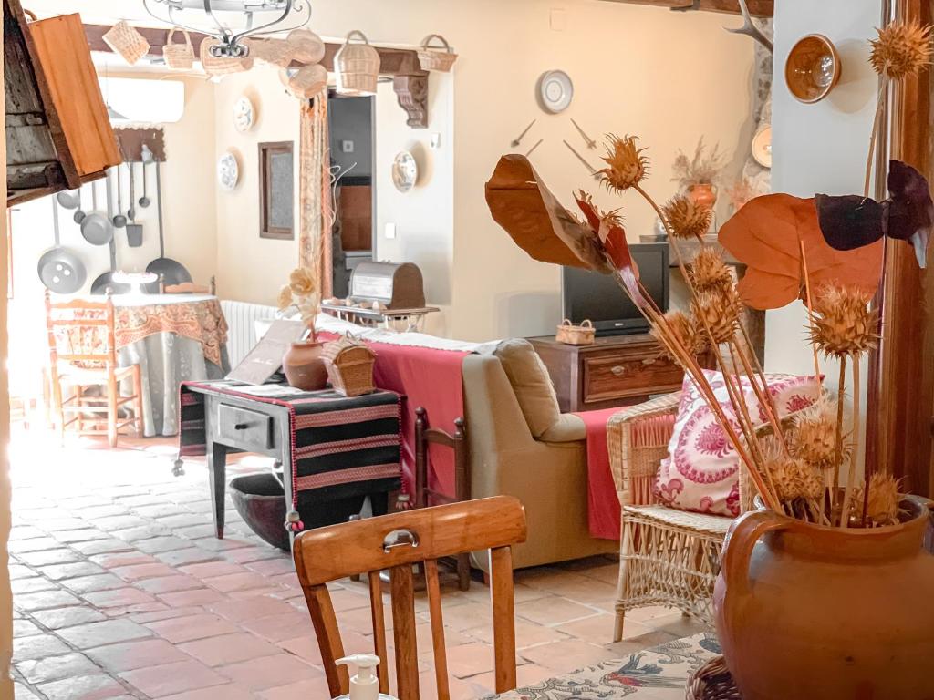 sala de estar con sofá y mesa en Casa Rural El Portalón, en Logrosán