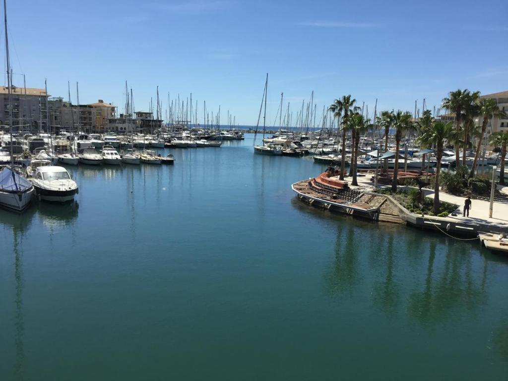 un groupe de bateaux amarrés dans un port de plaisance dans l'établissement Mistral Gagnant, à Fréjus
