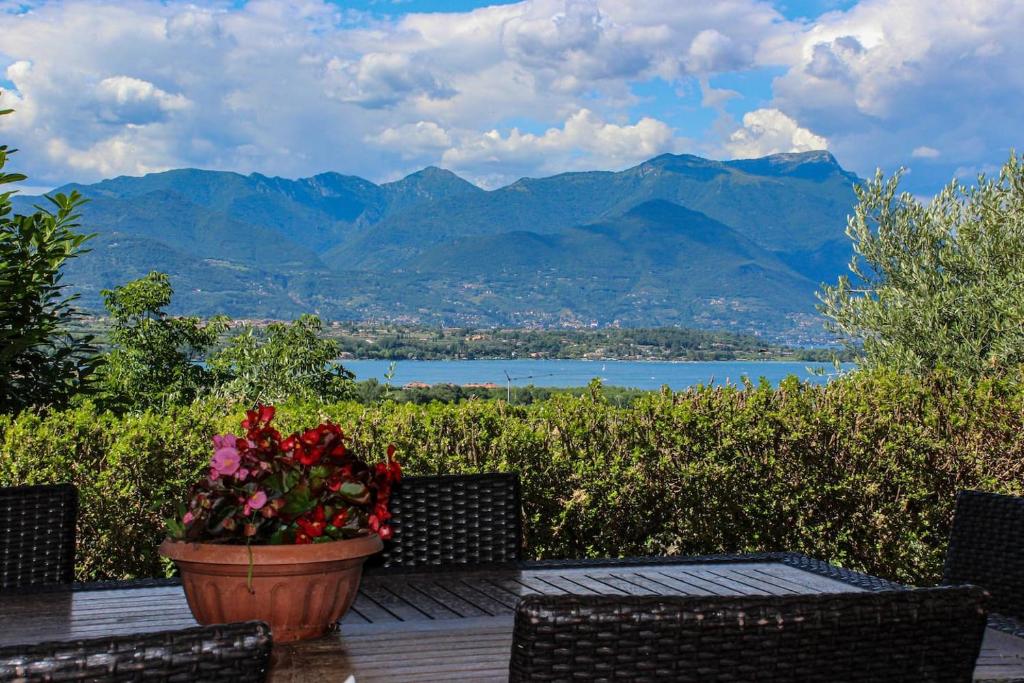 una maceta de flores sobre una mesa con vistas a las montañas en Villa Elena appartamento in villa, en Montinelle