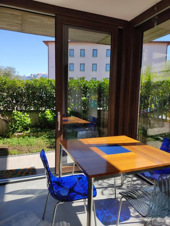 een tafel en stoelen in een kamer met een raam bij Da Ramona in Iseo