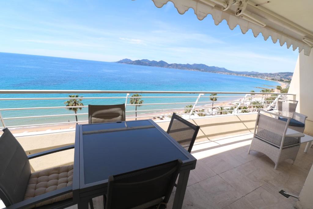 un balcon avec vue sur l'océan dans l'établissement Amazing sea view 2 bedroom beach front 303, à Cannes