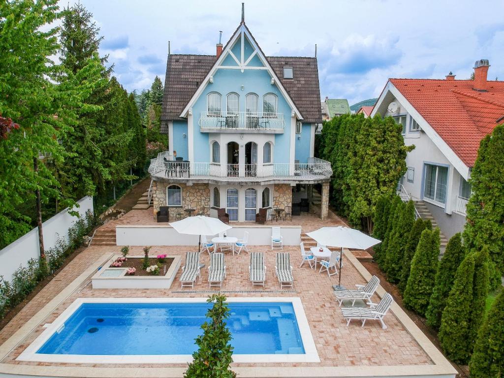 an aerial view of a house with a swimming pool at Kék Hullám Vendégház in Balatonfüred