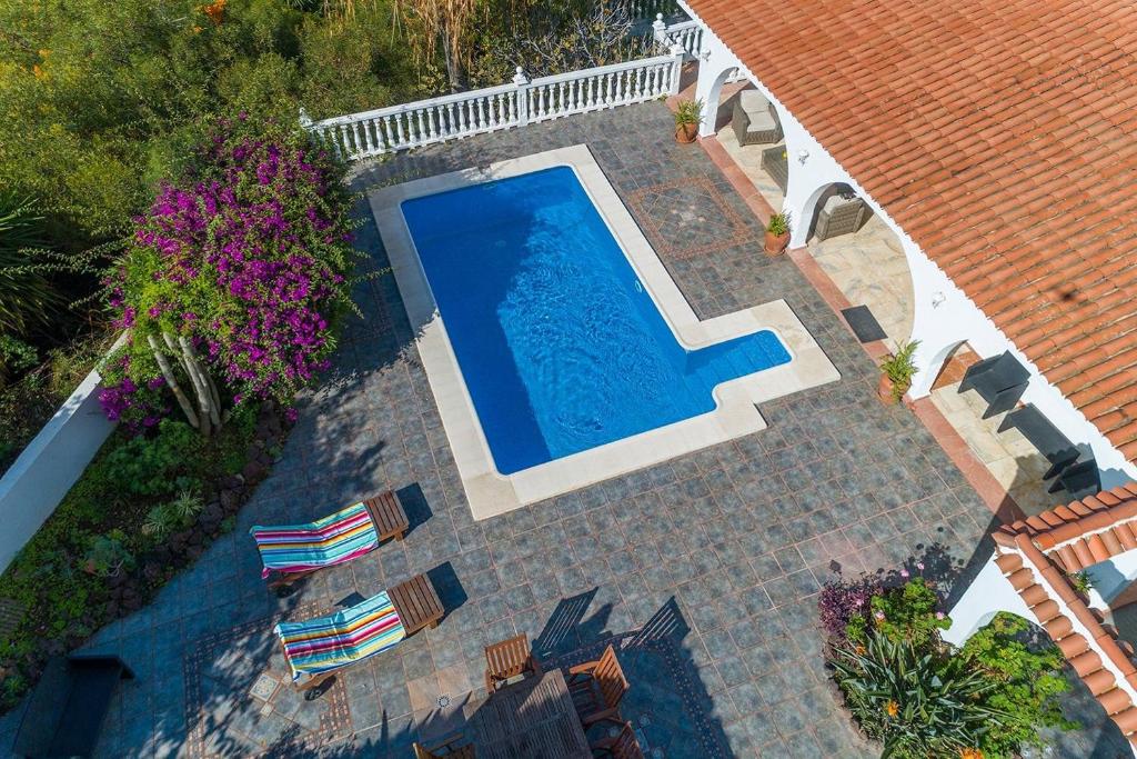 an overhead view of a swimming pool with chairs and a house at Villa Marina in Sauzal