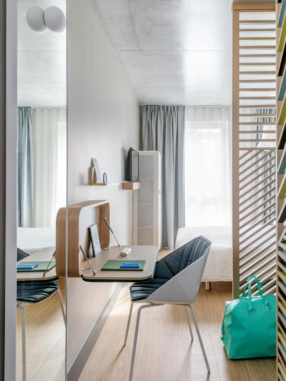 Postel nebo postele na pokoji v ubytování OKKO Hotels Nice Aéroport