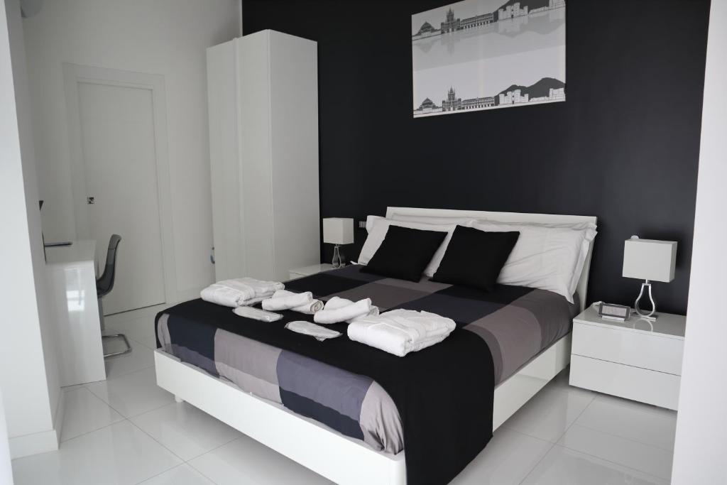 A bed or beds in a room at Rettifilo 201 Exclusive Rooms