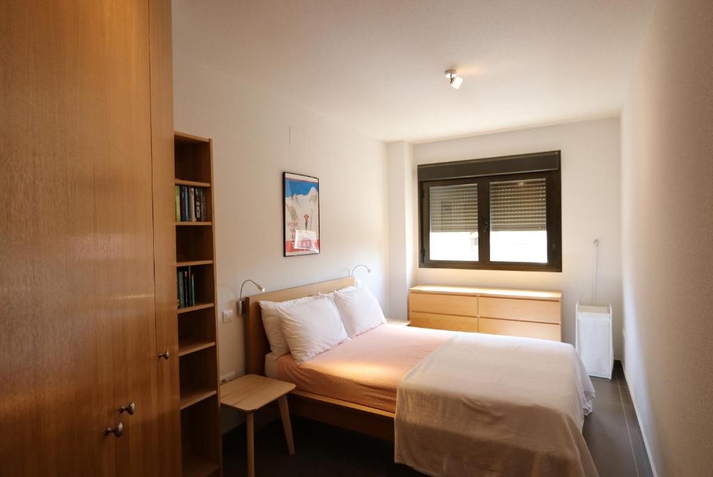 een kleine slaapkamer met een bed en een raam bij Aguilas Residencial El Cedro BID2 in Águilas