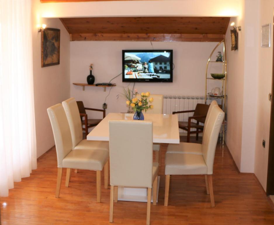 TV a/nebo společenská místnost v ubytování Apartment Grgas-Tucilo