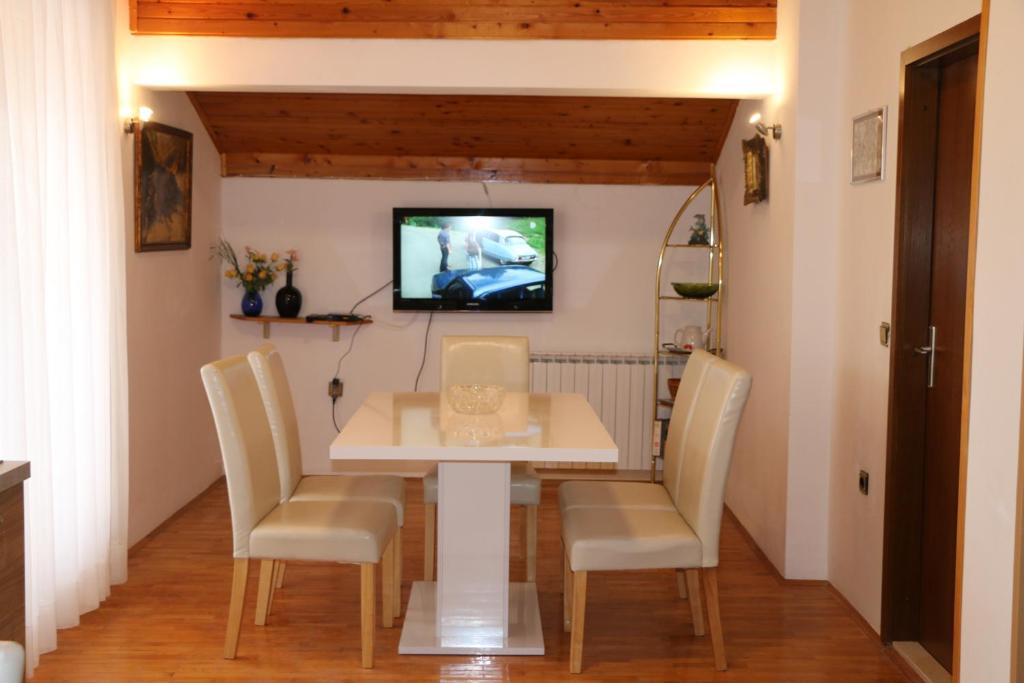 TV a/nebo společenská místnost v ubytování Apartment Grgas-Tucilo