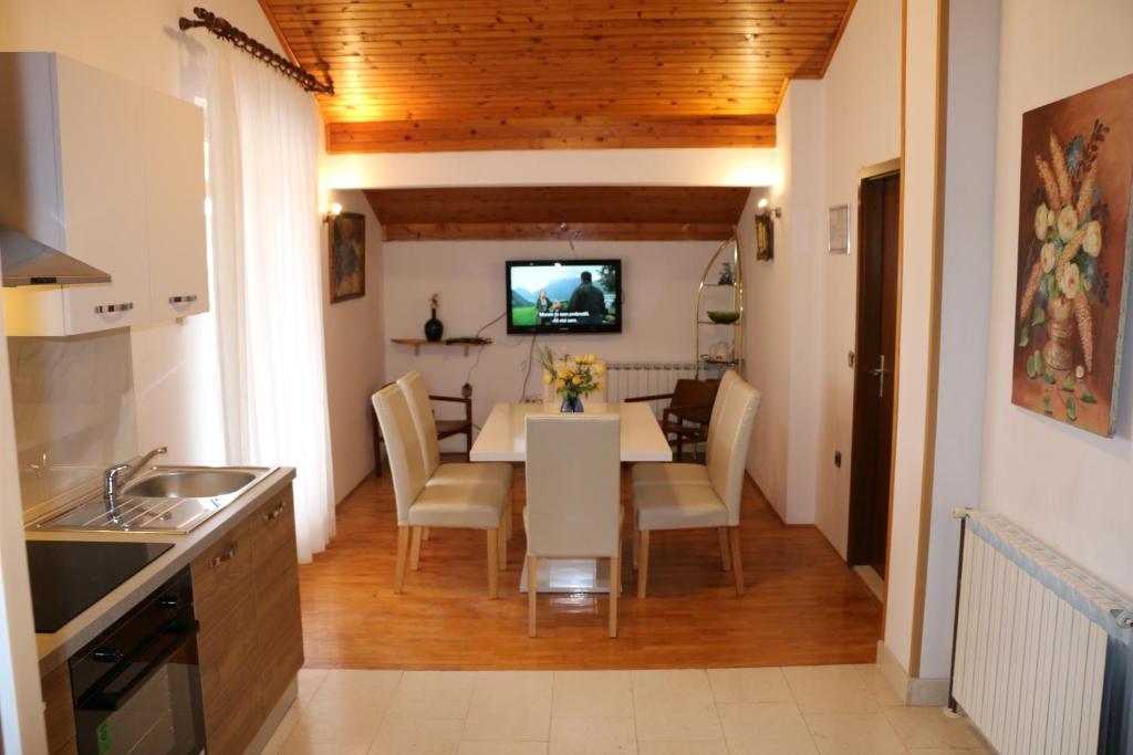 Kuchyň nebo kuchyňský kout v ubytování Apartment Grgas-Tucilo