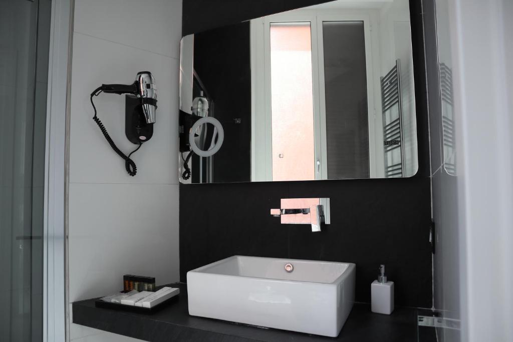 A bathroom at Rettifilo 201 Exclusive Rooms