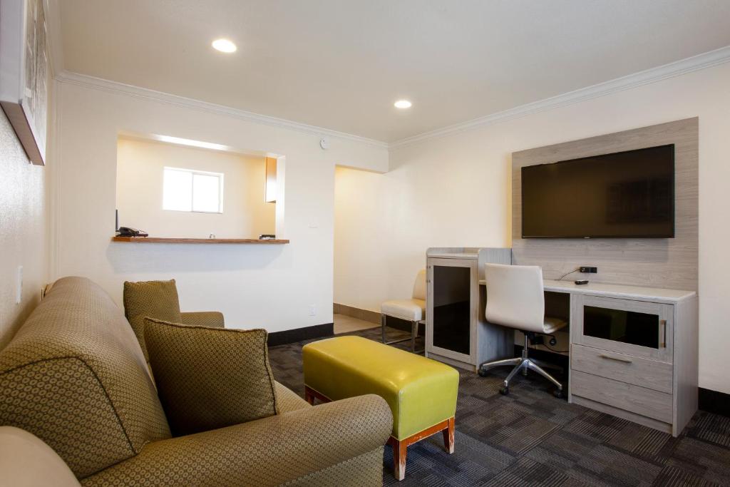 Hotel Aspen Flagstaff/ Grand Canyon InnSuites photo