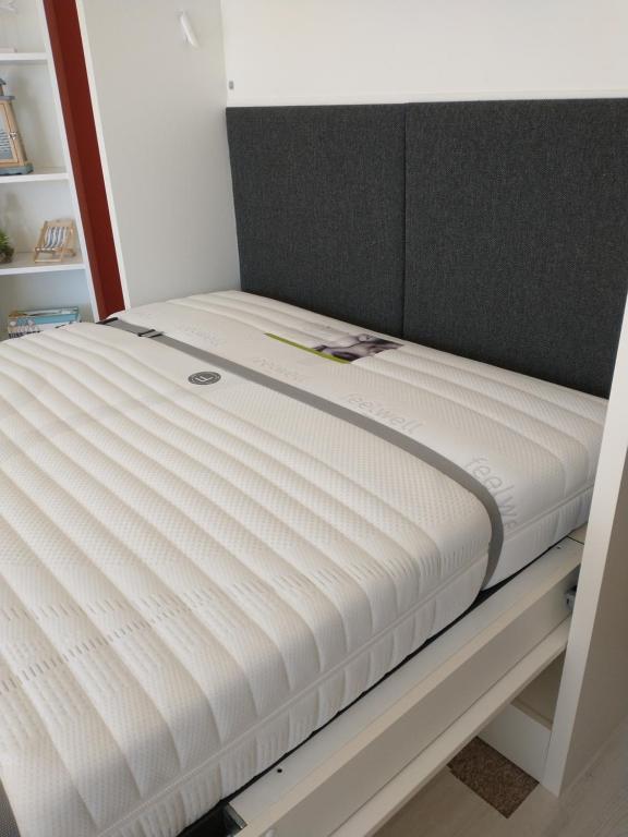 - un matelas sur un cadre de lit dans une chambre dans l'établissement Studio Raversijde with Sea View, à Ostende