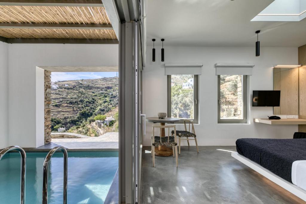 Bazén v ubytování Tinos Dove Suites nebo v jeho okolí