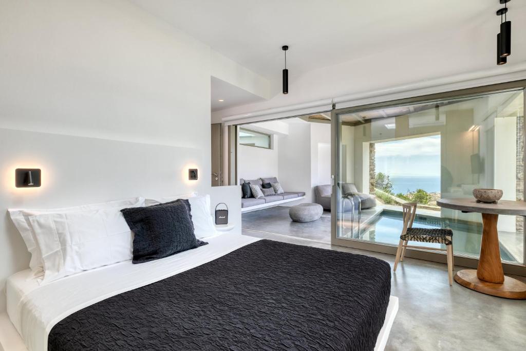 Postel nebo postele na pokoji v ubytování Tinos Dove Suites