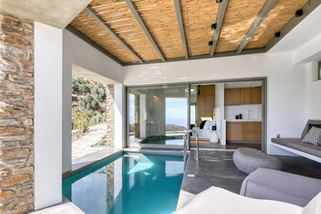 Bazén v ubytování Tinos Dove Suites nebo v jeho okolí