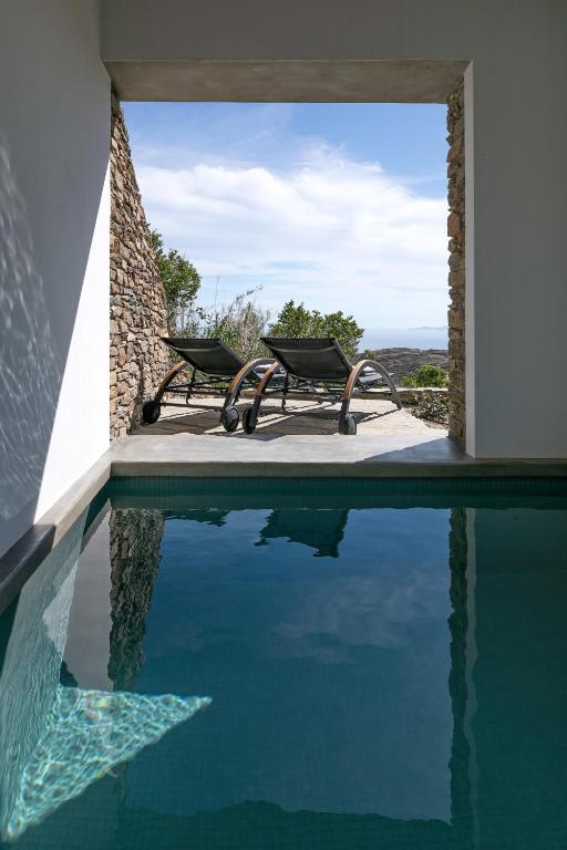 Bazén v ubytování Tinos Dove Suites nebo v jeho okolí