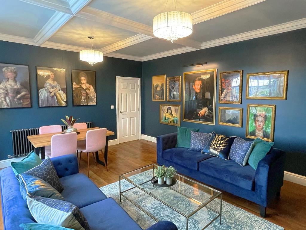 Apartment 'Boho' في يوفيل: غرفة معيشة مع أريكة زرقاء وطاولة