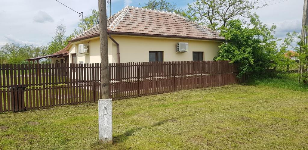 une clôture devant une maison dans l'établissement Sarudi vendégház, à Sarud