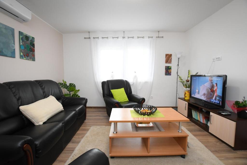 TV a/nebo společenská místnost v ubytování Oasis House