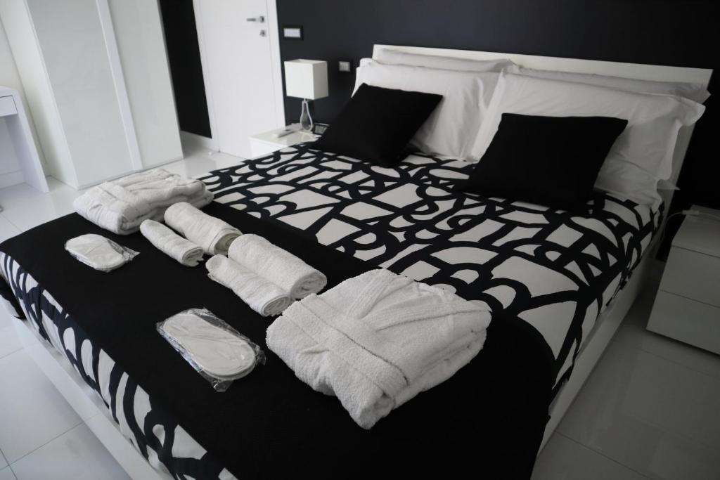 A bed or beds in a room at Rettifilo 201 Exclusive Rooms