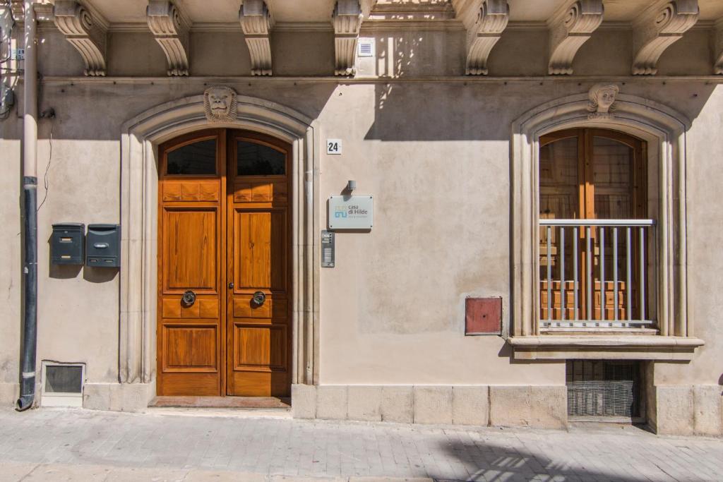 um edifício com duas portas de madeira em Casa Di Hilde em Scicli