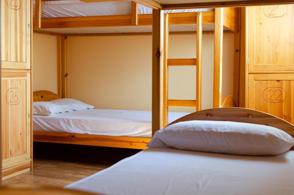 Divstāvu gulta vai divstāvu gultas numurā naktsmītnē Albergue El Pajar de Agés - Exclusivo para peregrinos - Exclusive for pilgrims