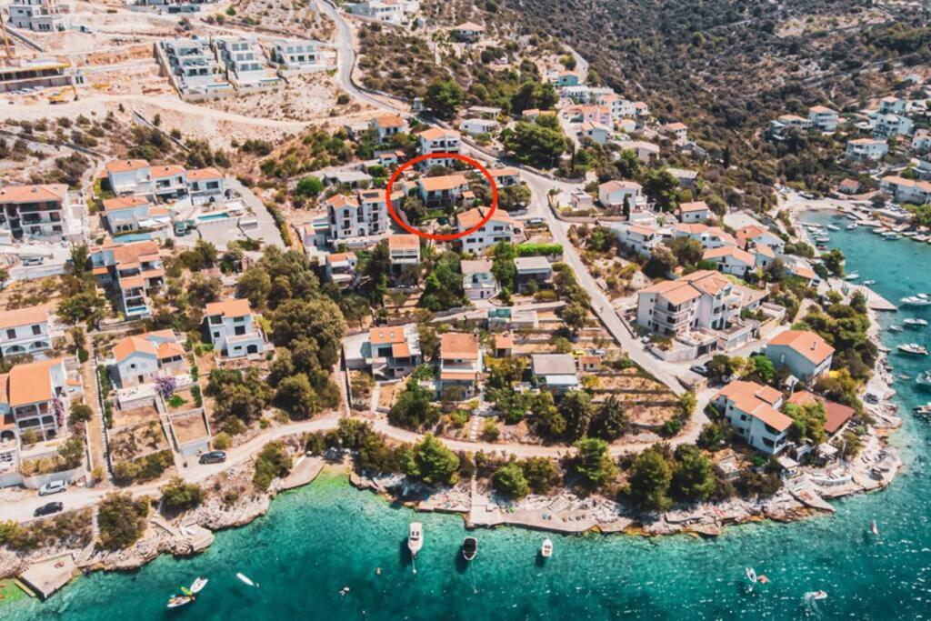 una vista aérea de una pequeña isla en el agua en One bedroom apartment with terrace and seaview - B en Sevid