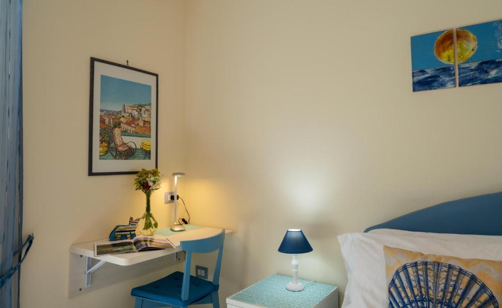 Posedenie v ubytovaní Libeccio - apartment with terrace and sea view