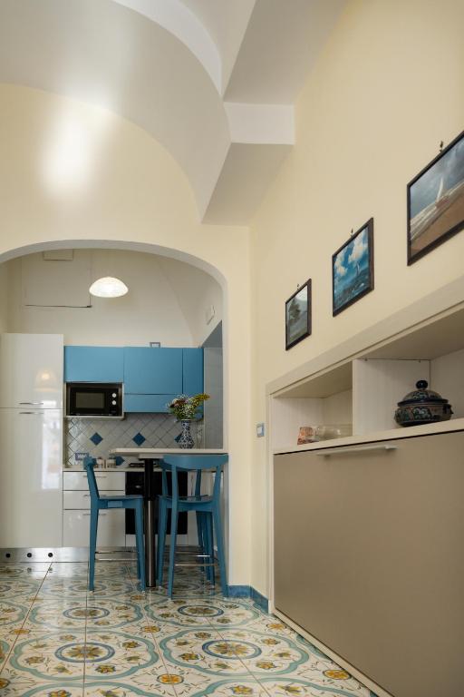 Kuchyňa alebo kuchynka v ubytovaní Libeccio - apartment with terrace and sea view