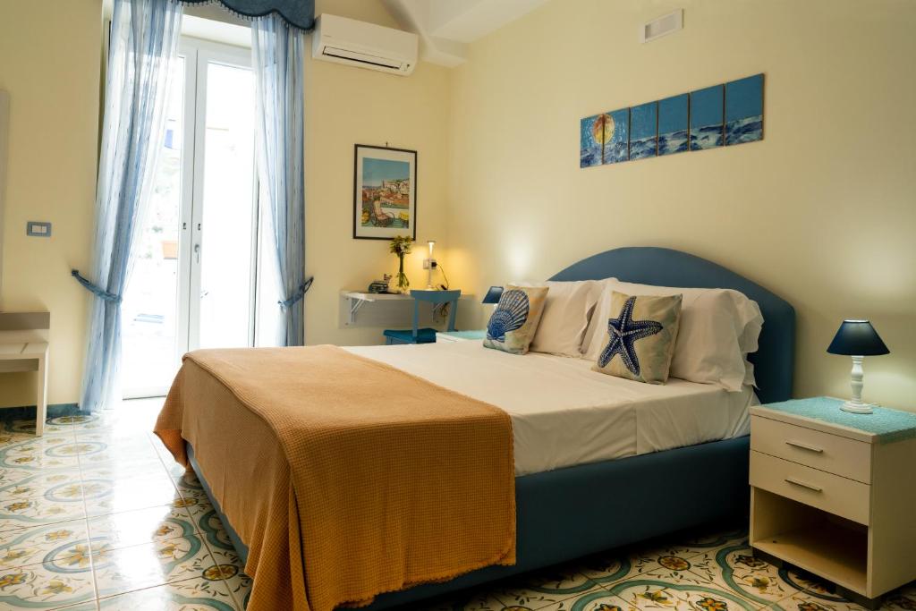 Posteľ alebo postele v izbe v ubytovaní Libeccio - apartment with terrace and sea view