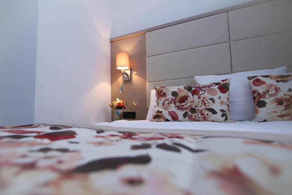 Uma cama ou camas num quarto em Old Town Hotel