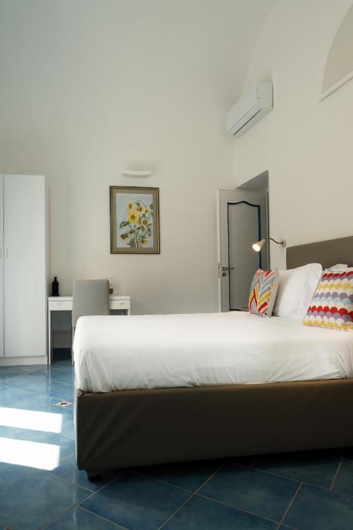 Кровать или кровати в номере Levante - lovely flat with terrace & sea view