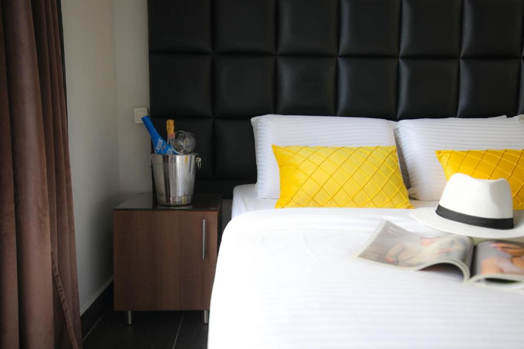 Postel nebo postele na pokoji v ubytování Miami Beach Hotel Tel Aviv
