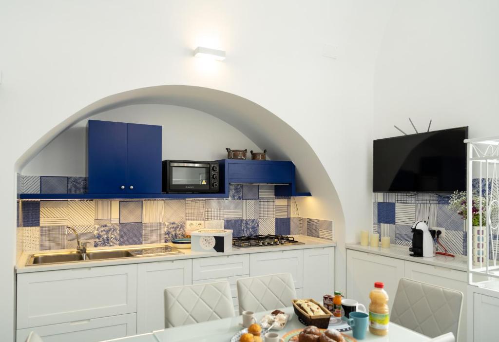 Кухня или мини-кухня в Levante - lovely flat with terrace & sea view
