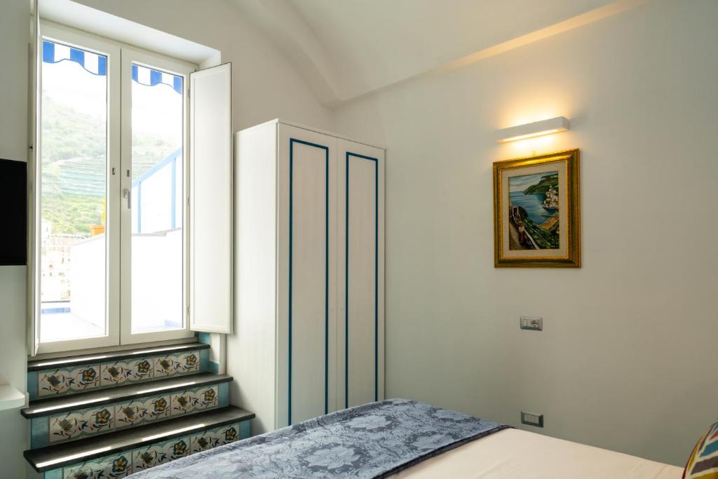 Кровать или кровати в номере Grecale - amazing apartment with patio and sea view