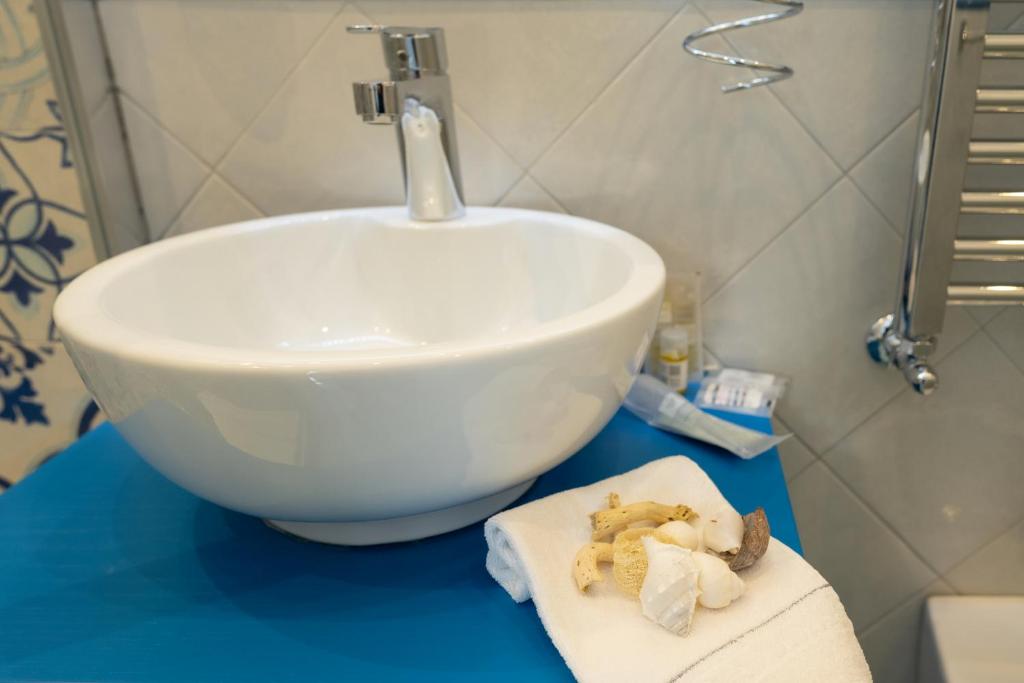 Ванная комната в Grecale - amazing apartment with patio and sea view