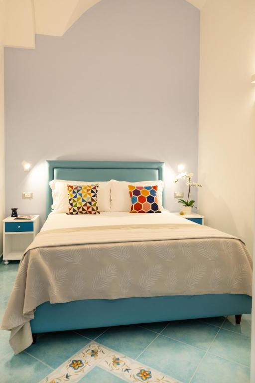 Кровать или кровати в номере Grecale - amazing apartment with patio and sea view