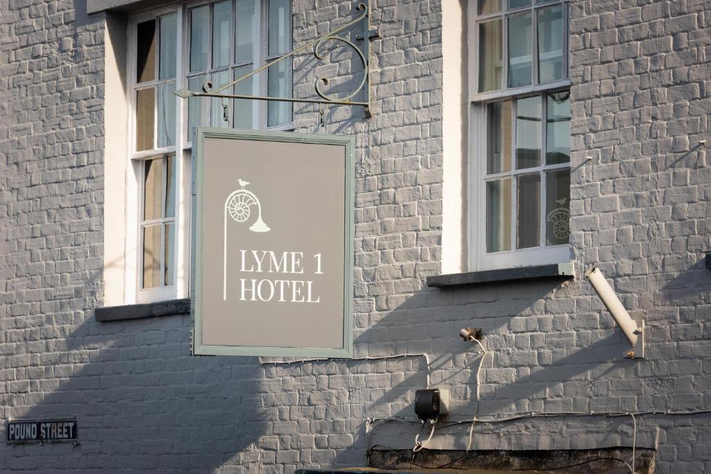 un cartello che dice "live" I hotel sul lato di un edificio di Lyme 1 Hotel a Lyme Regis