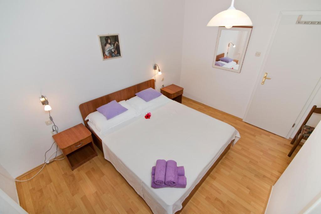 Postel nebo postele na pokoji v ubytování Apartmani i sobe Josica
