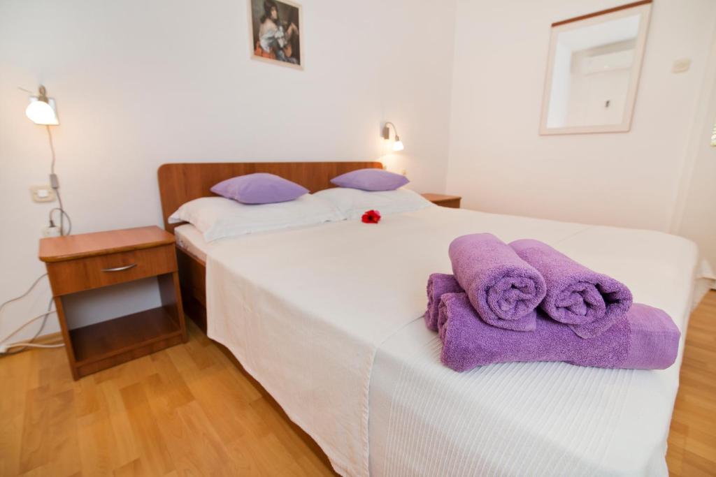 Postel nebo postele na pokoji v ubytování Apartmani i sobe Josica