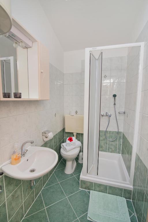 Koupelna v ubytování Apartmani i sobe Josica