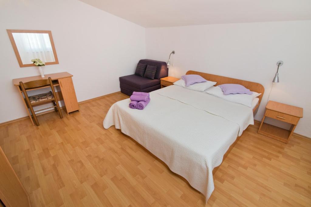 Postel nebo postele na pokoji v ubytování Apartmani i sobe Josica