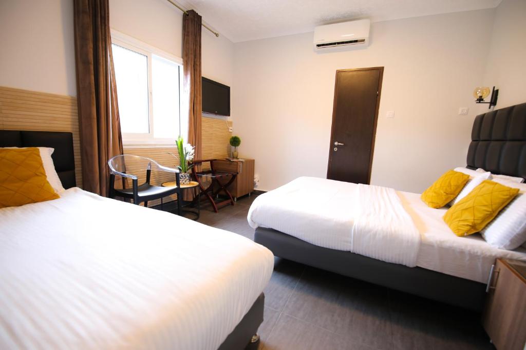 Postel nebo postele na pokoji v ubytování Miami Beach Hotel Tel Aviv